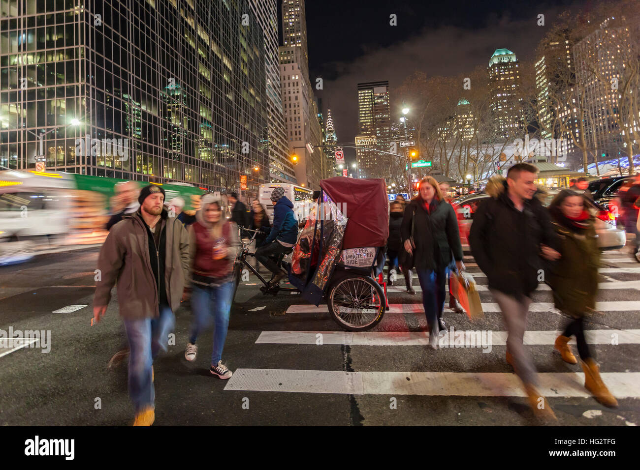 Fahrradrikscha im Laufe des Abends in der Nähe von Bryant Park in New York. Stockfoto