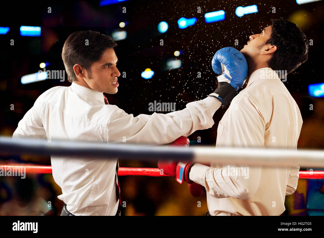 Die Unternehmer kämpfen im Boxring Stockfoto