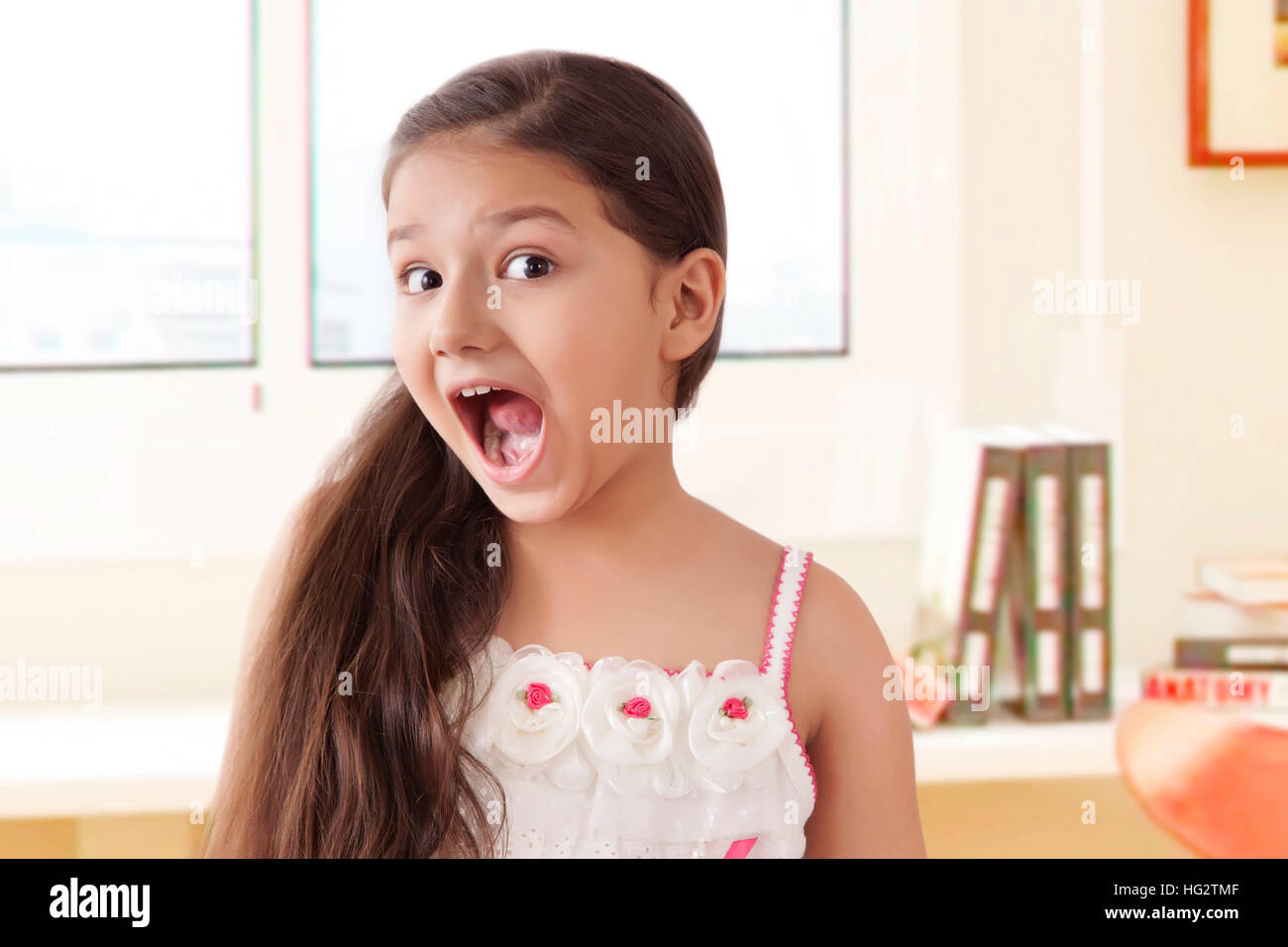 Porträt der lächelnde Mädchen ziehen lustige Gesichter Stockfoto