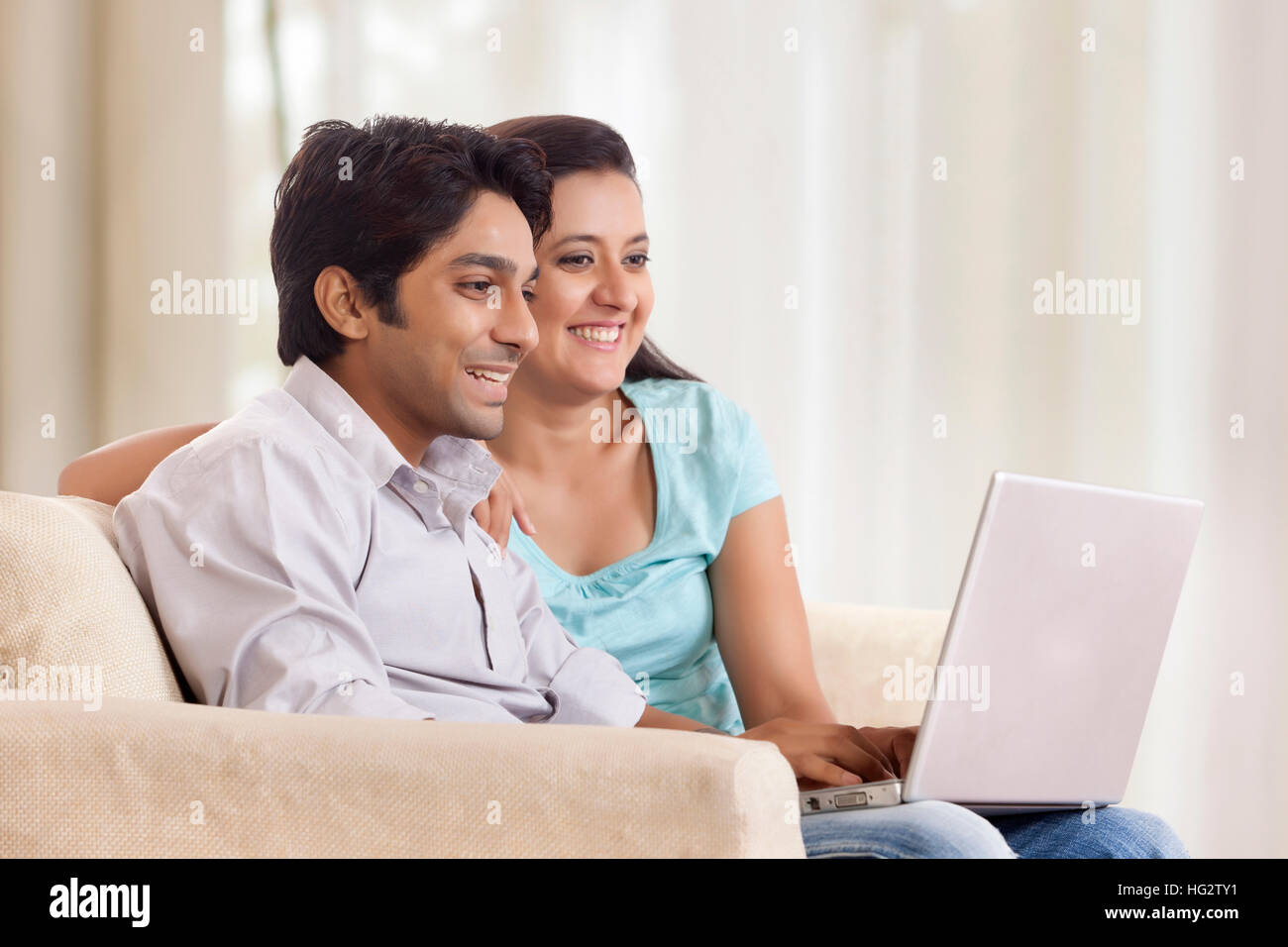 Paar sitzt mit einem laptop Stockfoto