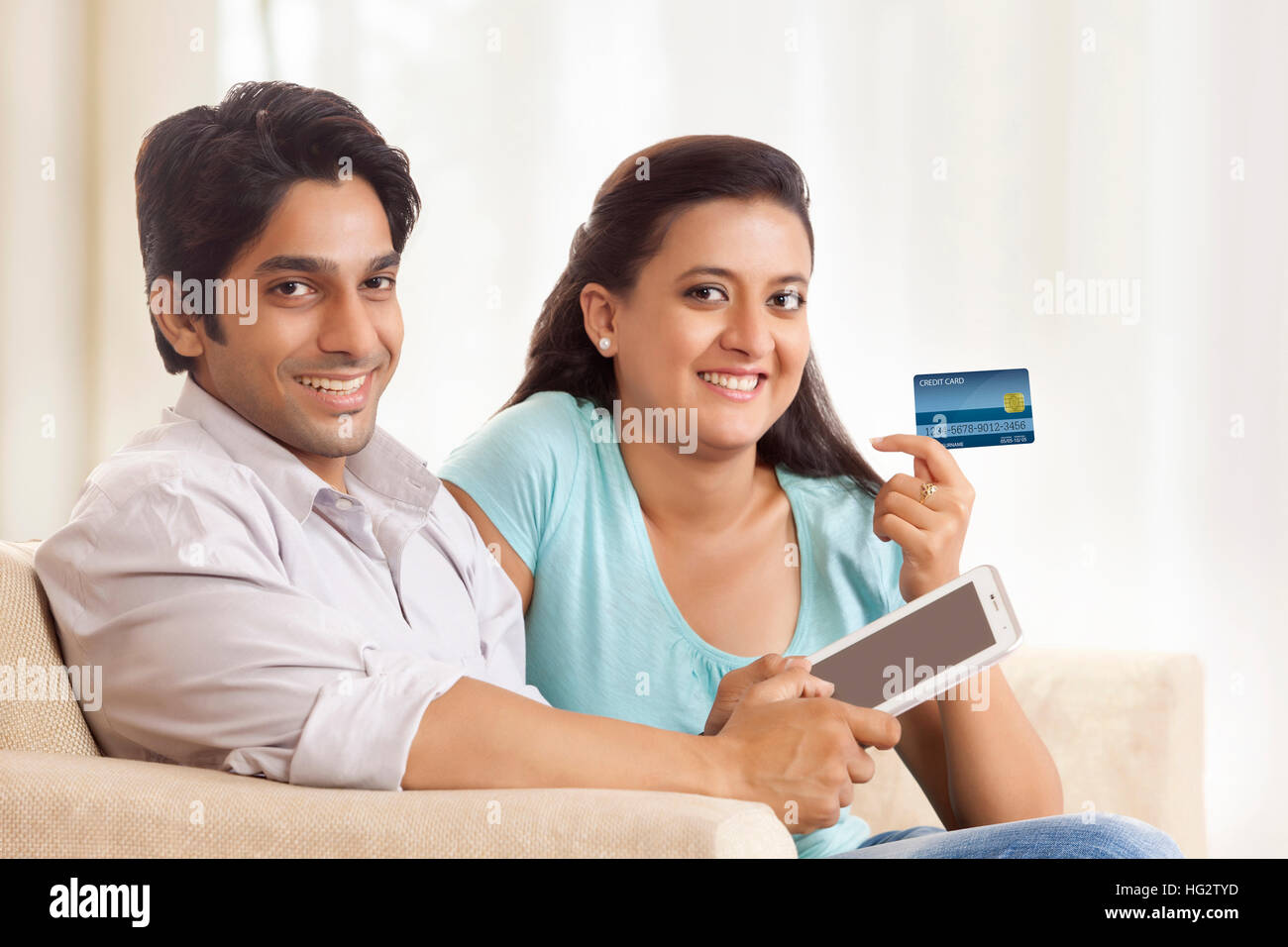 Glückliches Paar Online Einkaufen mit mobilen. Stockfoto