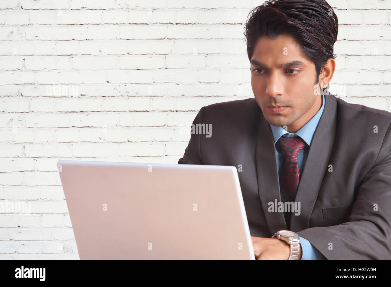 Geschäftsmann, arbeiten auf seinem laptop Stockfoto