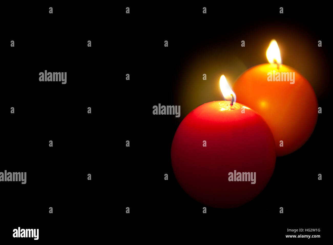 Zwei Kerzen auf schwarzem Hintergrund Stockfoto