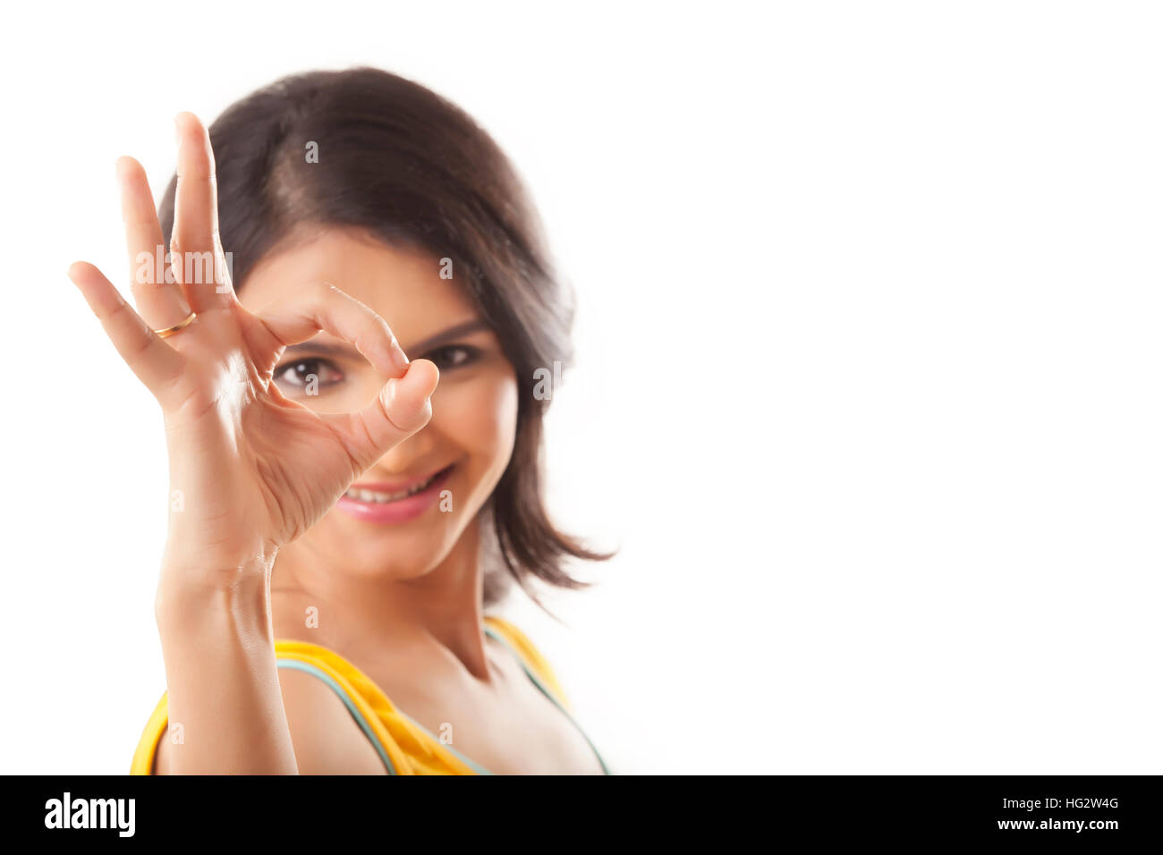Junge Frau an der Rückseite des ok Zeichen suchen Stockfoto