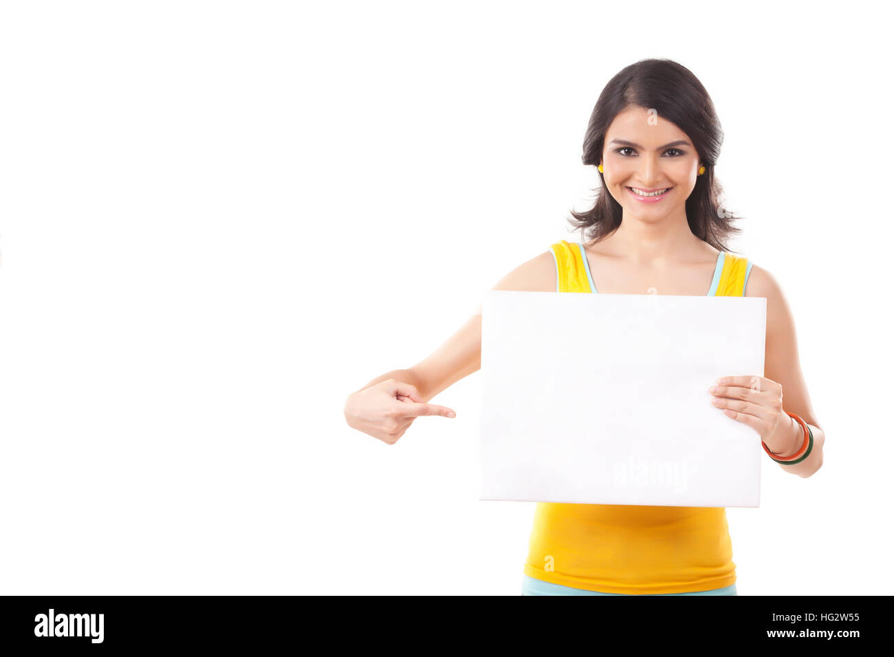 Porträt einer jungen Frau auf leere Zeichen Stockfoto