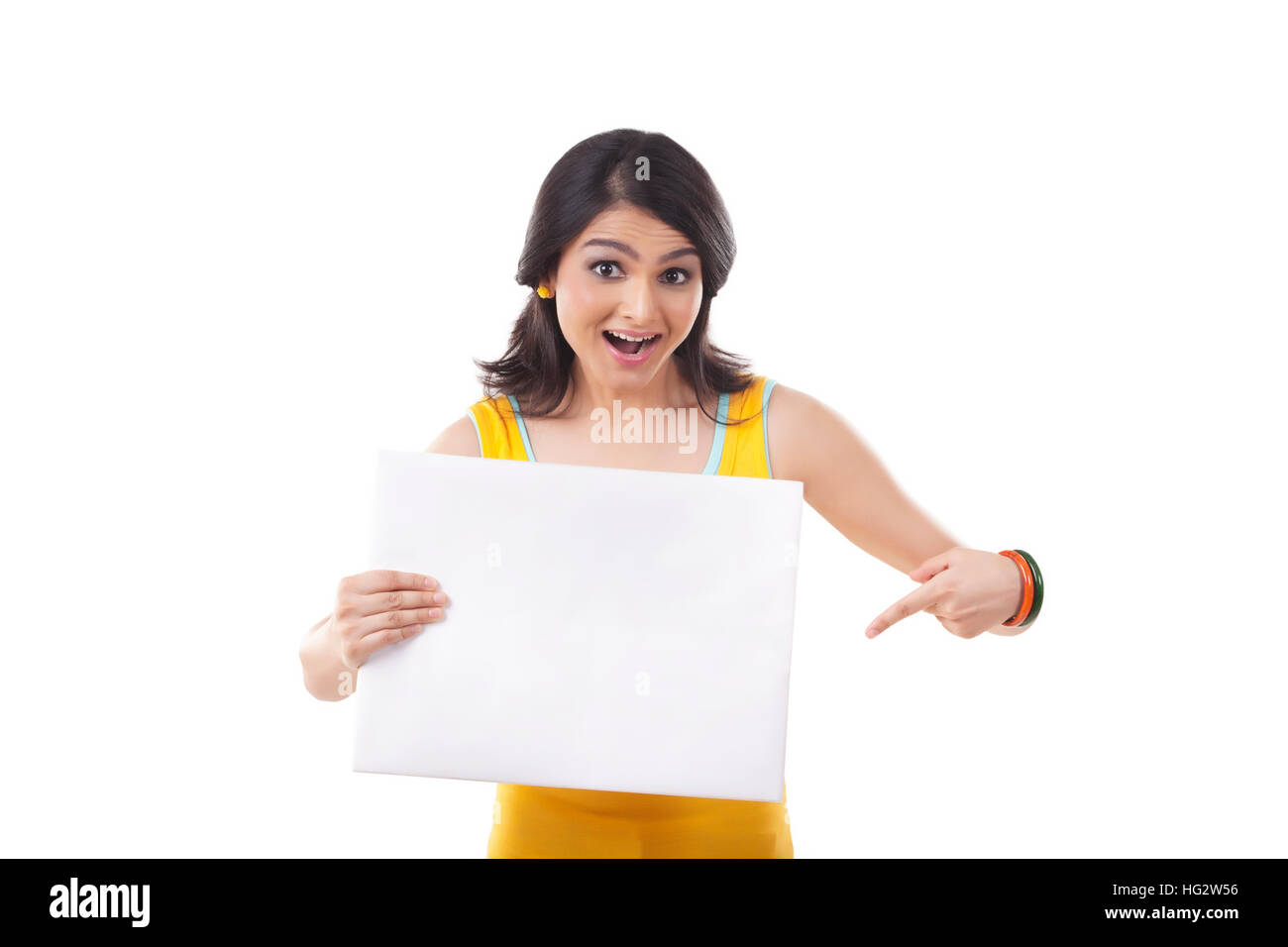 Porträt einer jungen Frau auf leere Zeichen Stockfoto