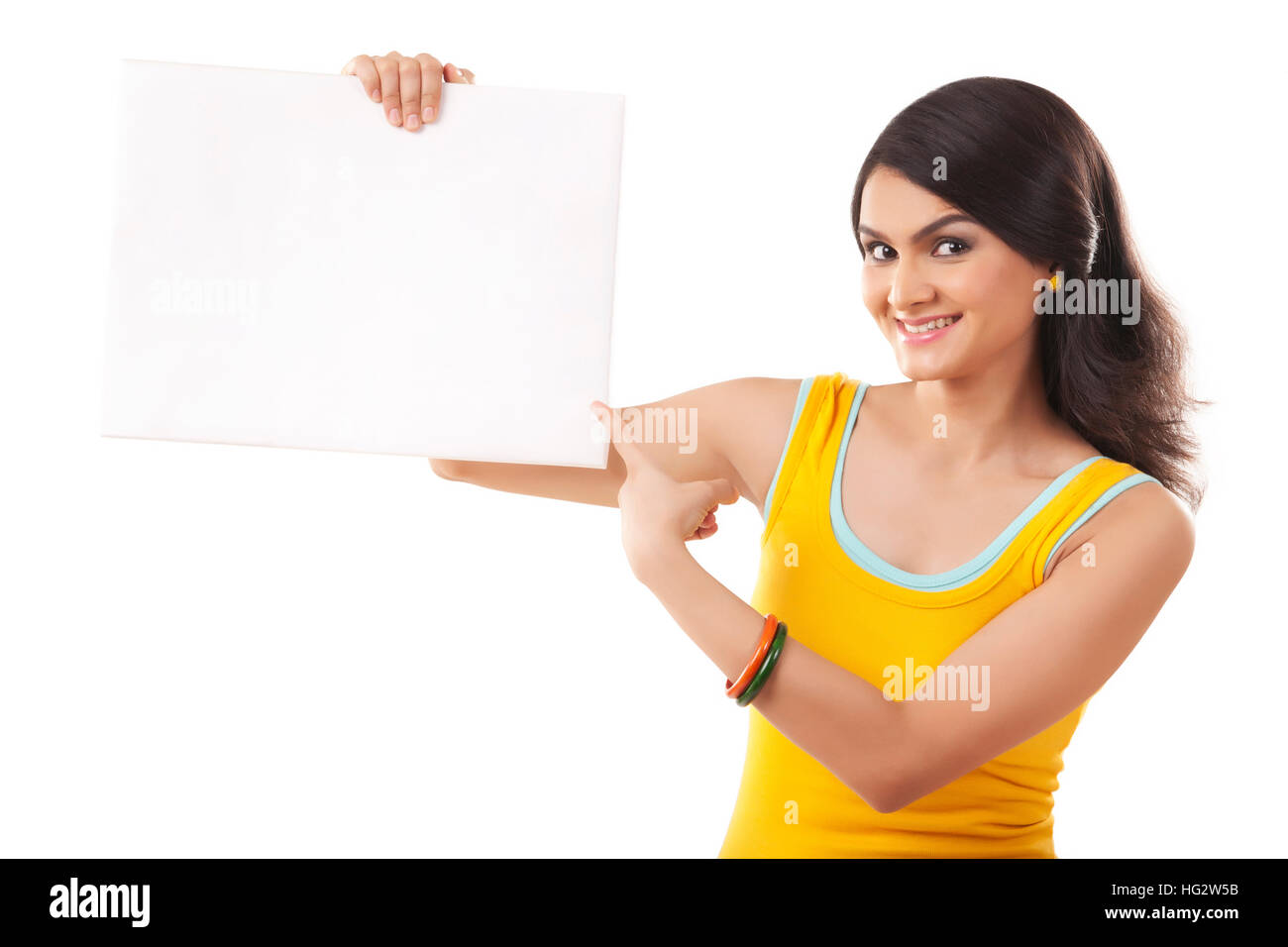 Porträt einer jungen Frau auf leere Zeichen Stockfoto