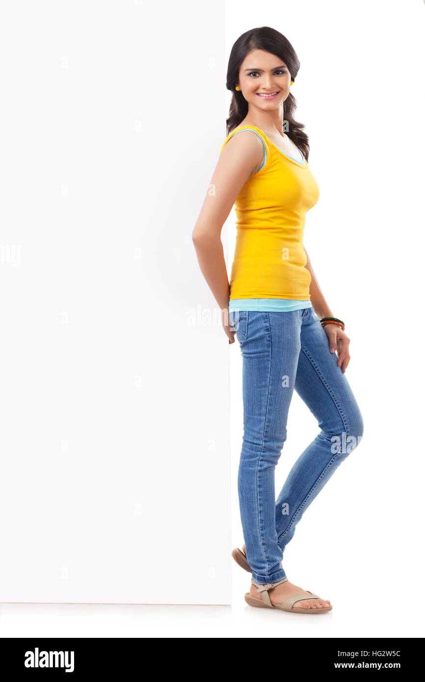 Frau lehnte sich gegen leere Plakatwand Stockfoto