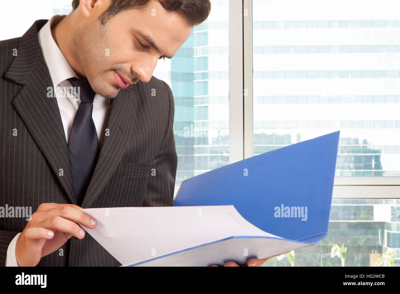 Glücklich Exekutive einen Bericht lesen Stockfoto