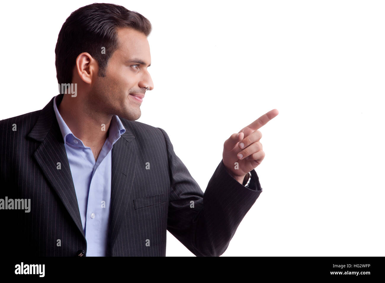 junger Geschäftsmann im Anzug zeigte mit seinem finger Stockfoto