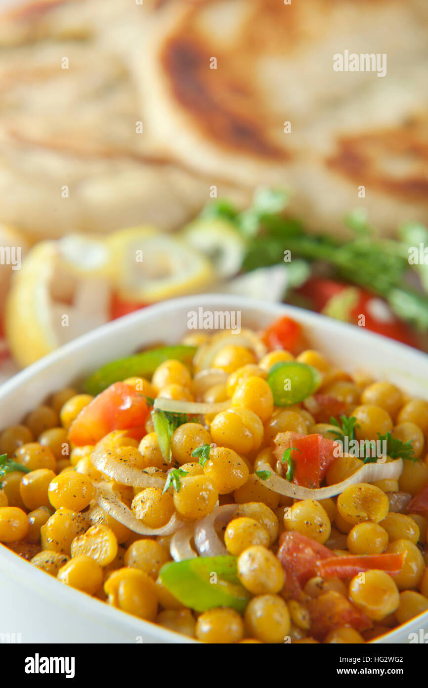 Getrocknete gelbe Erbsen Chaat mit Pan warmes Brot, indisches Essen Stockfoto