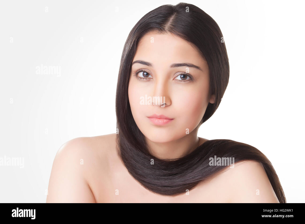 Porträt der schöne junge Frau mit langem Haar um den Hals gewickelt Stockfoto