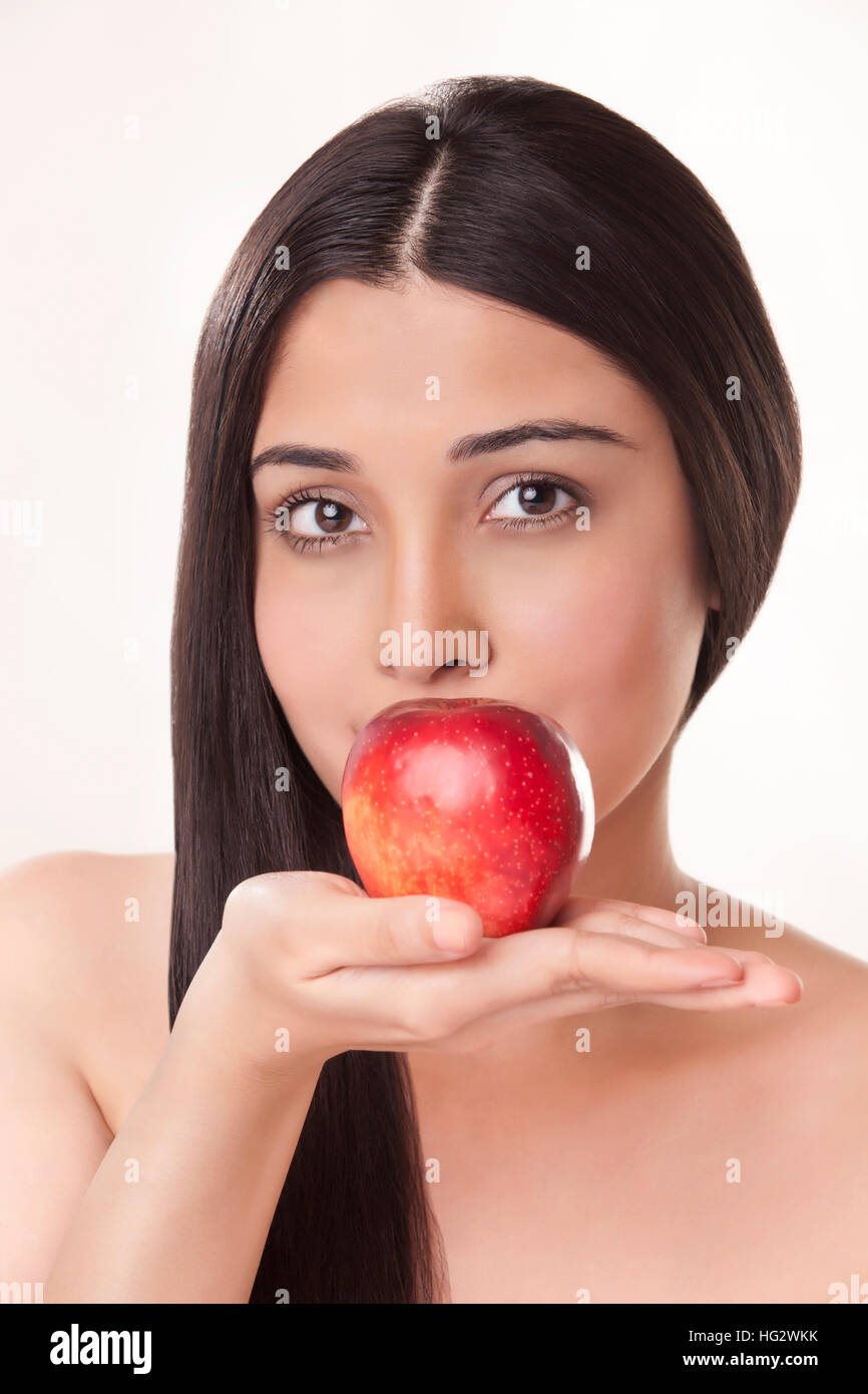 Porträt der jungen Frau mit Apfel Stockfoto