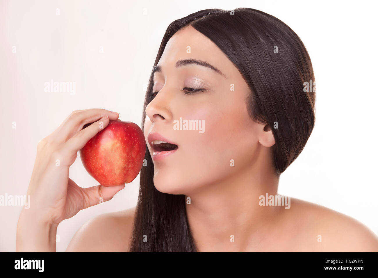 Porträt der jungen Frau mit Apfel Stockfoto