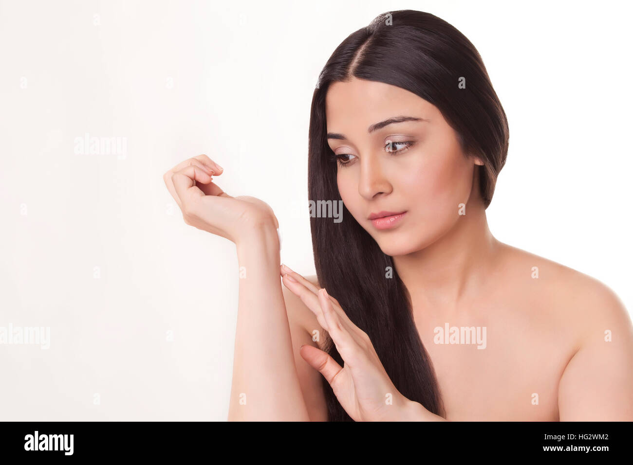 Junge Frau Anwendung die Creme auf die Hand Stockfoto