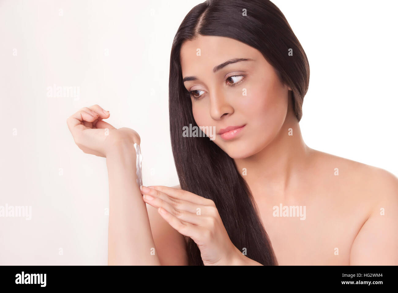 Junge Frau Anwendung die Creme auf die Hand Stockfoto