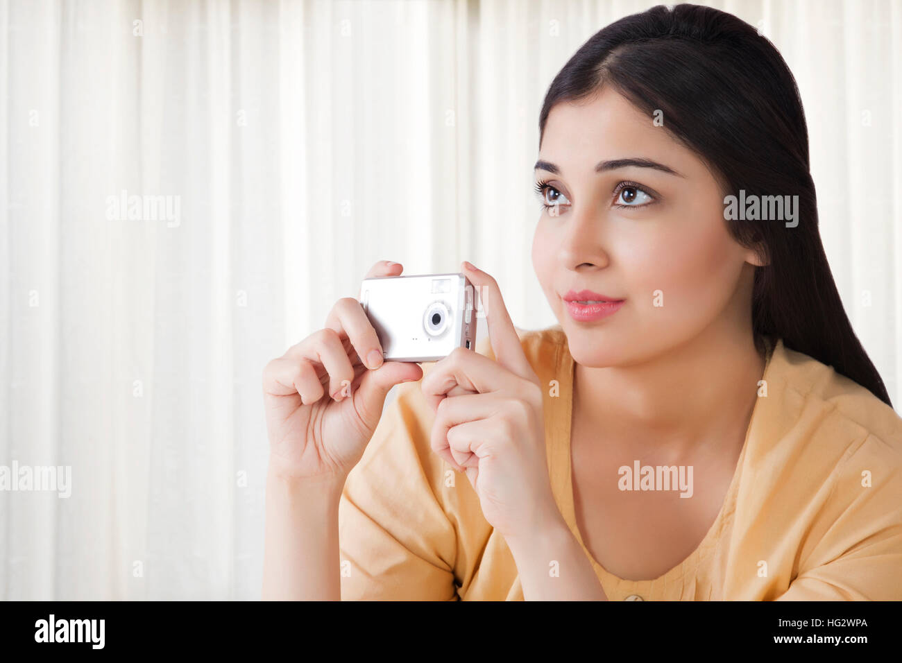 Junge Frau ein Foto mit der Kamera Stockfoto