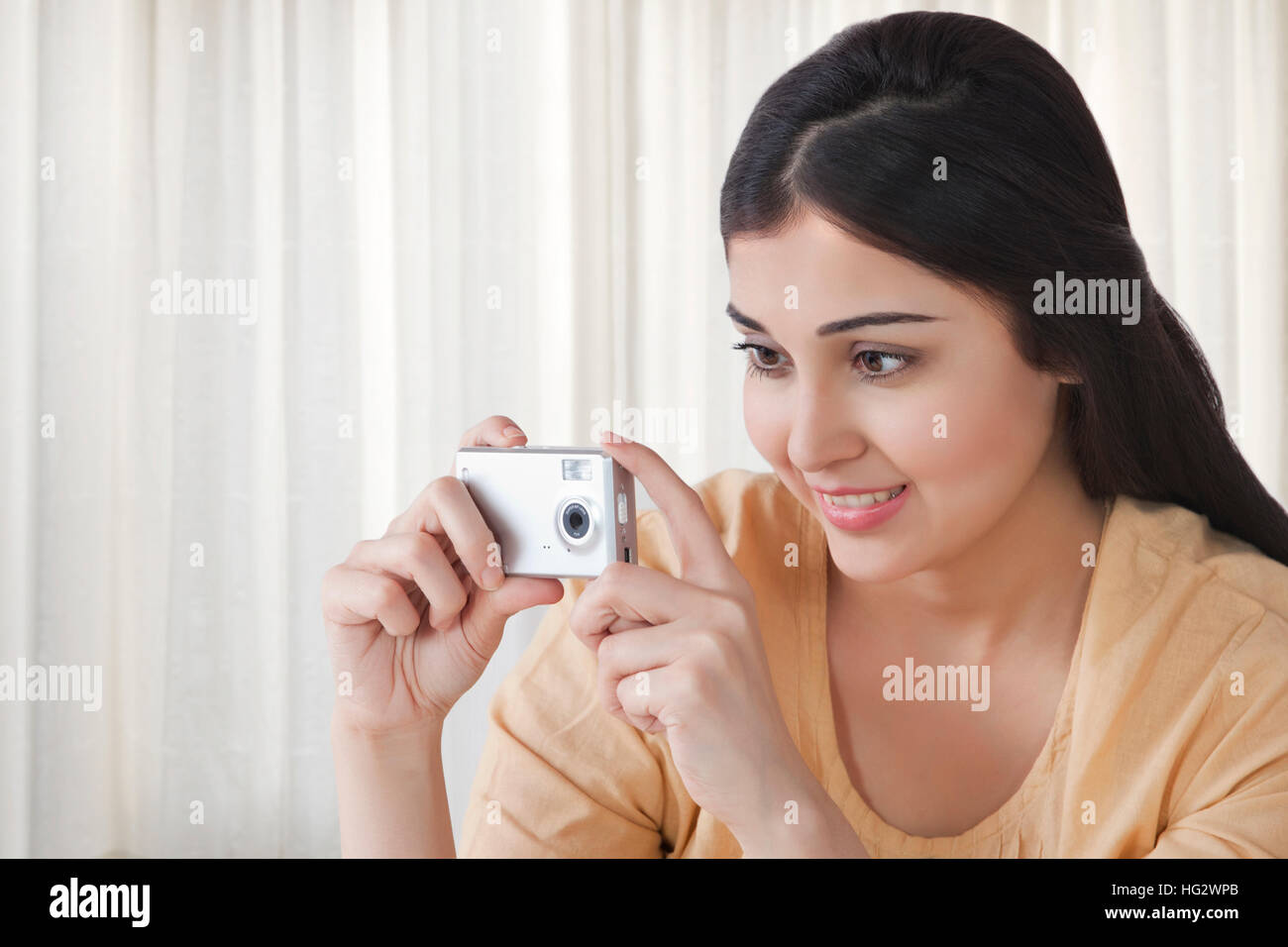 Junge Frau ein Foto mit der Kamera Stockfoto