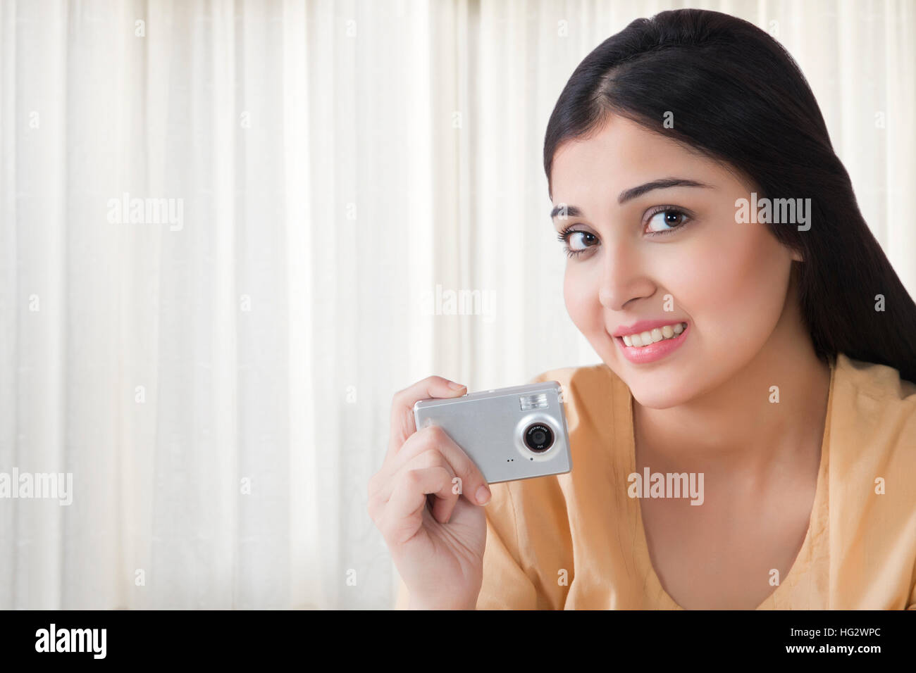 Junge Frau ein Foto mit der Kamera Stockfoto
