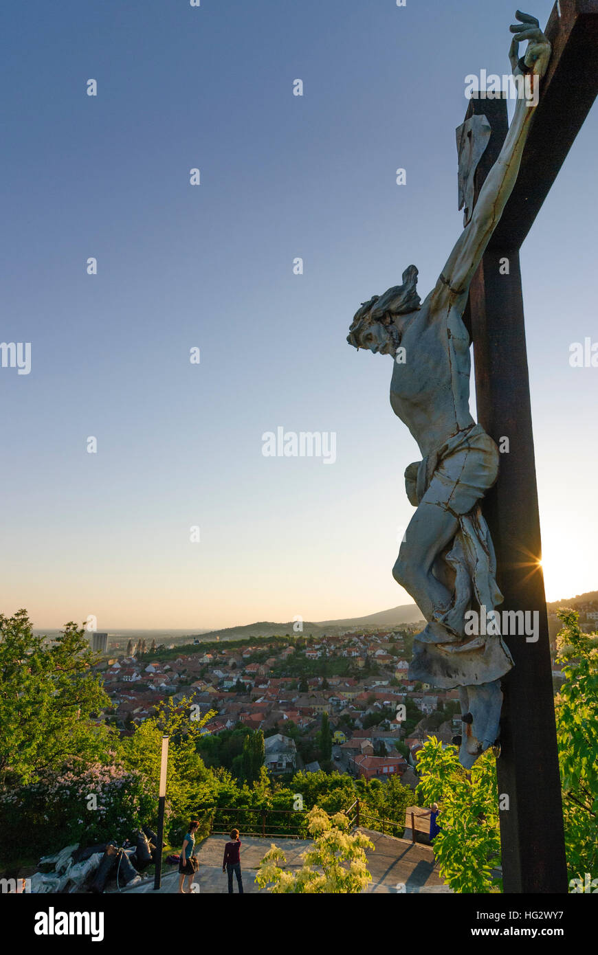 Pécs (Fünfkirchen): Kruzifix auf dem Havi-Hügel am Anfang des Mecsek-Gebirges, Baranya, Ungarn Stockfoto