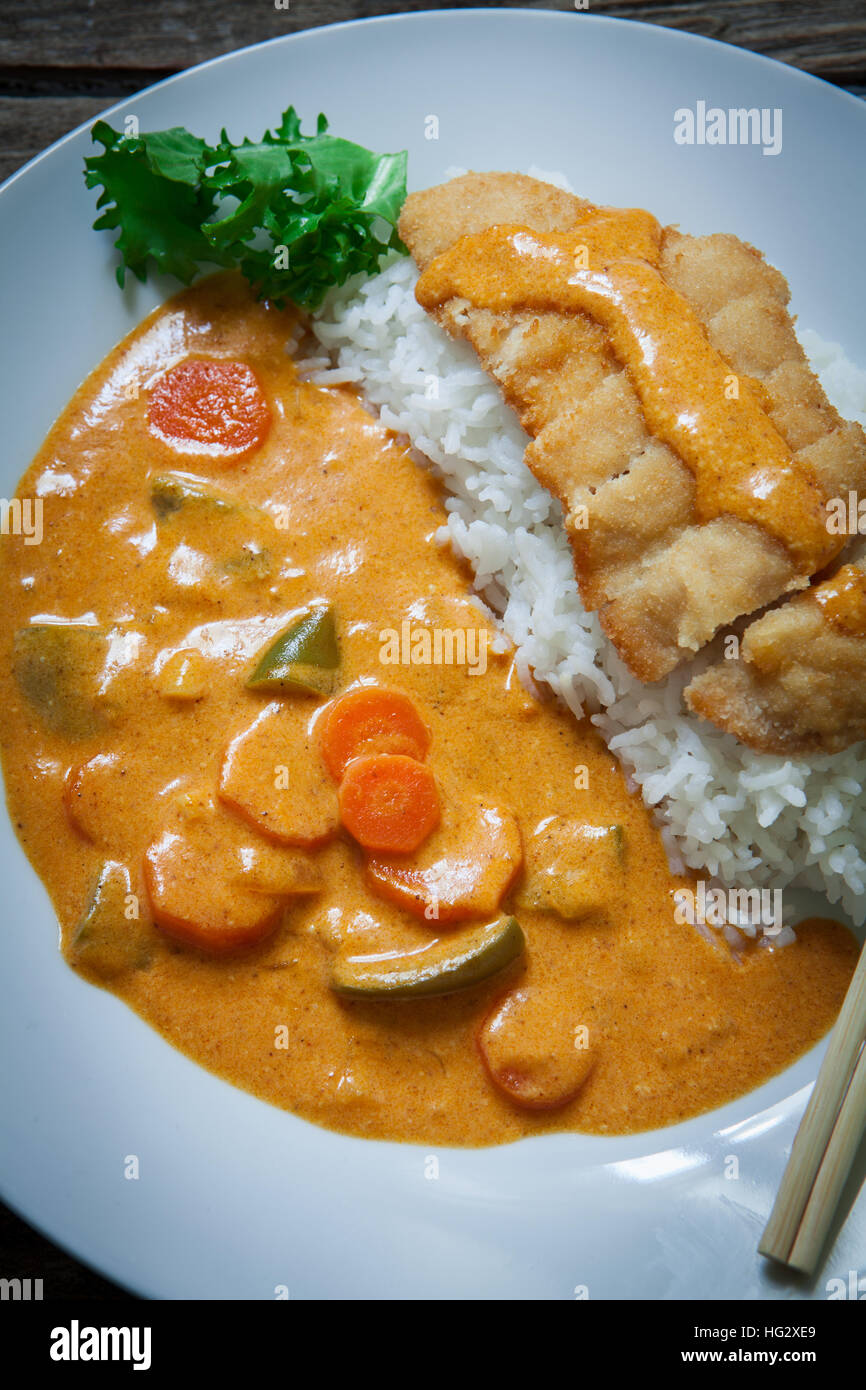 Katsu Kare japanische Curry Hühnerfleisch und Gemüse Stockfoto