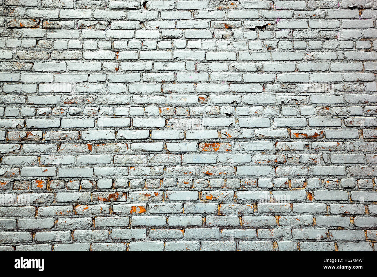 Eine Mauer gemalt Silber.  Lack-Chips haben abgeschält enthüllt die ursprüngliche Fläche unten. Stockfoto