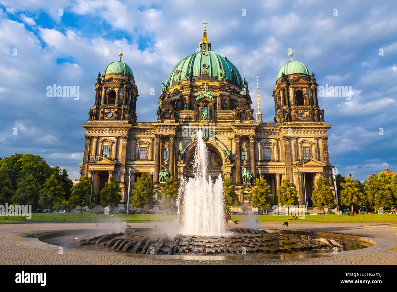 Malerische Ansicht des Berliner Doms (Berliner Dom) am sonnigen Sommertag. Berlin City, Deutschland. Modemer Brunnen Brunnen im Vordergrund Stockfoto