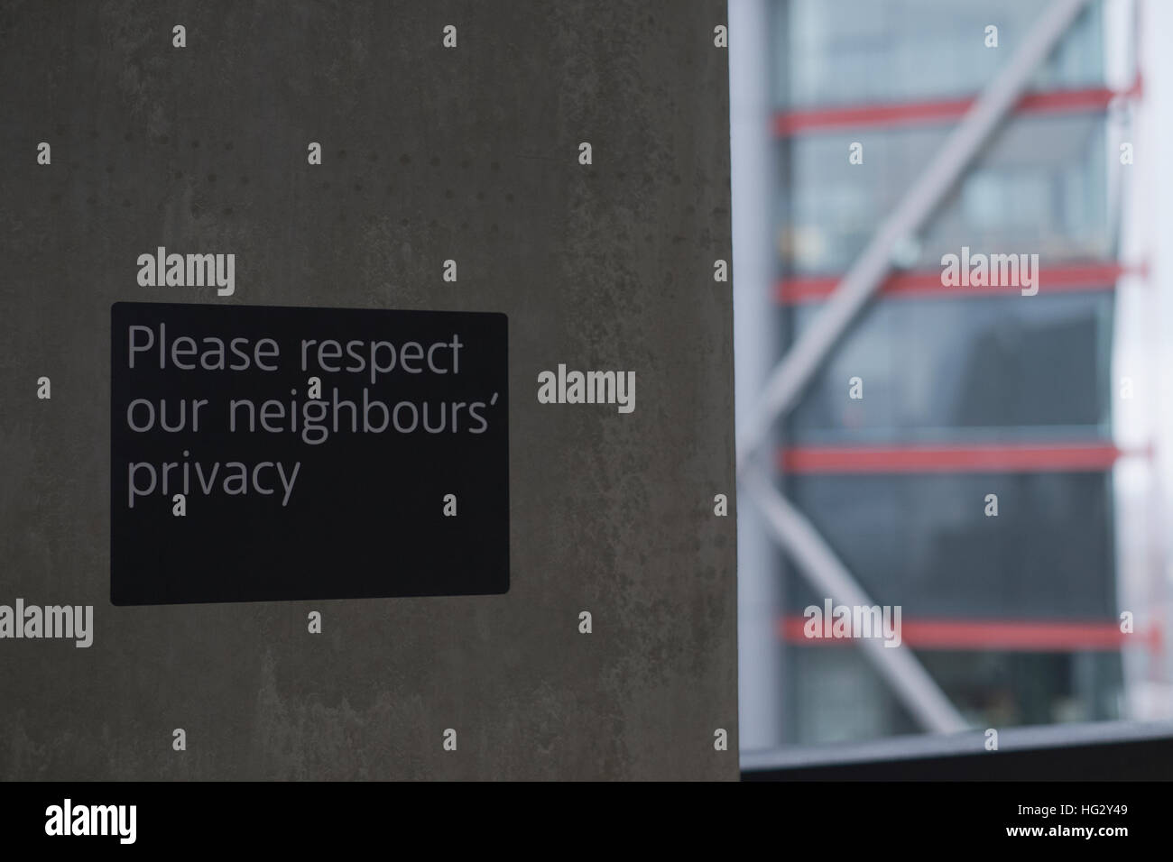 Blick auf NEO Bankside Apartments mit Zeichen von Tate Modern in London Stockfoto
