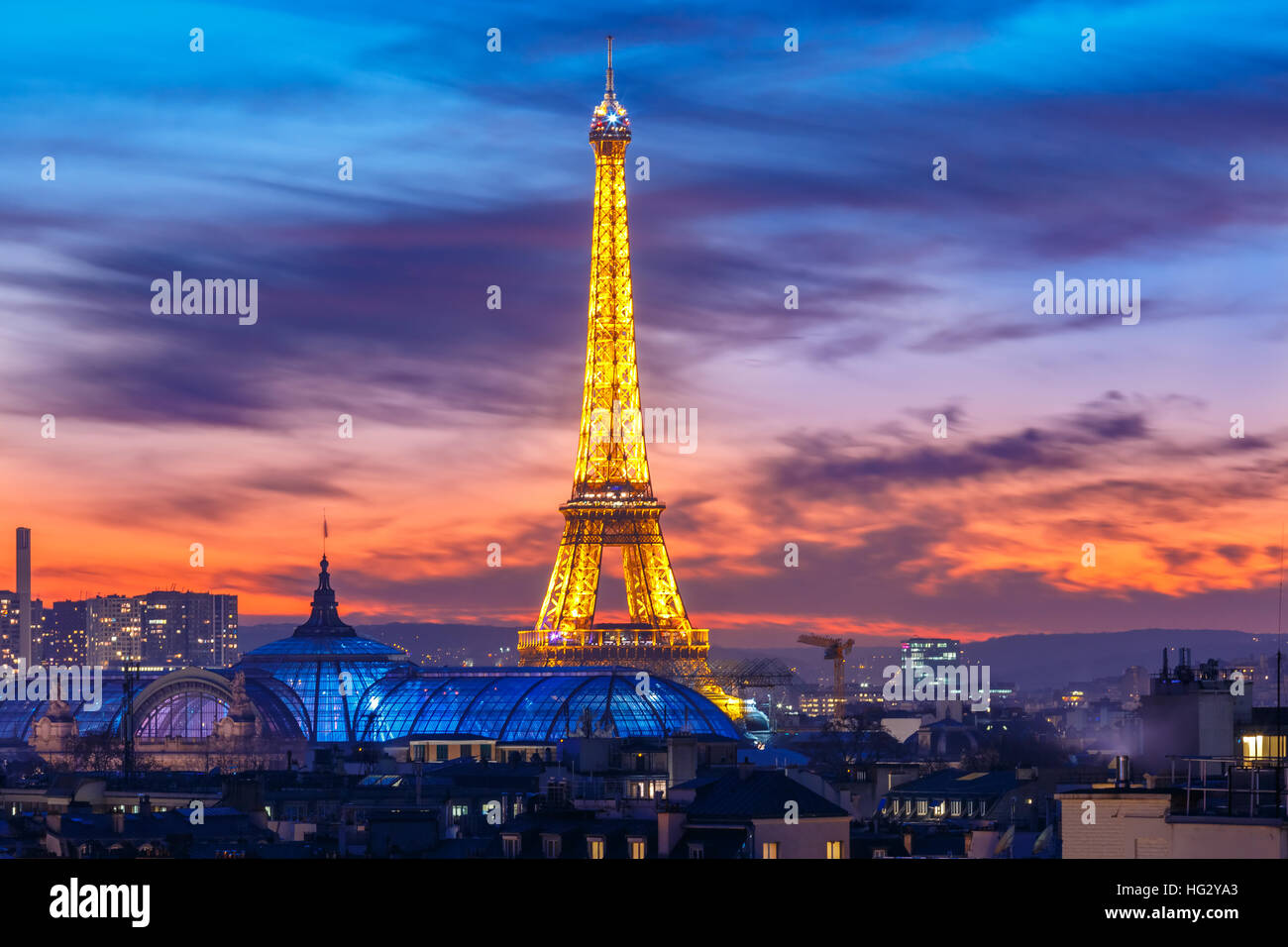 Schimmernde Eiffelturm bei Sonnenuntergang in Paris, Frankreich Stockfoto