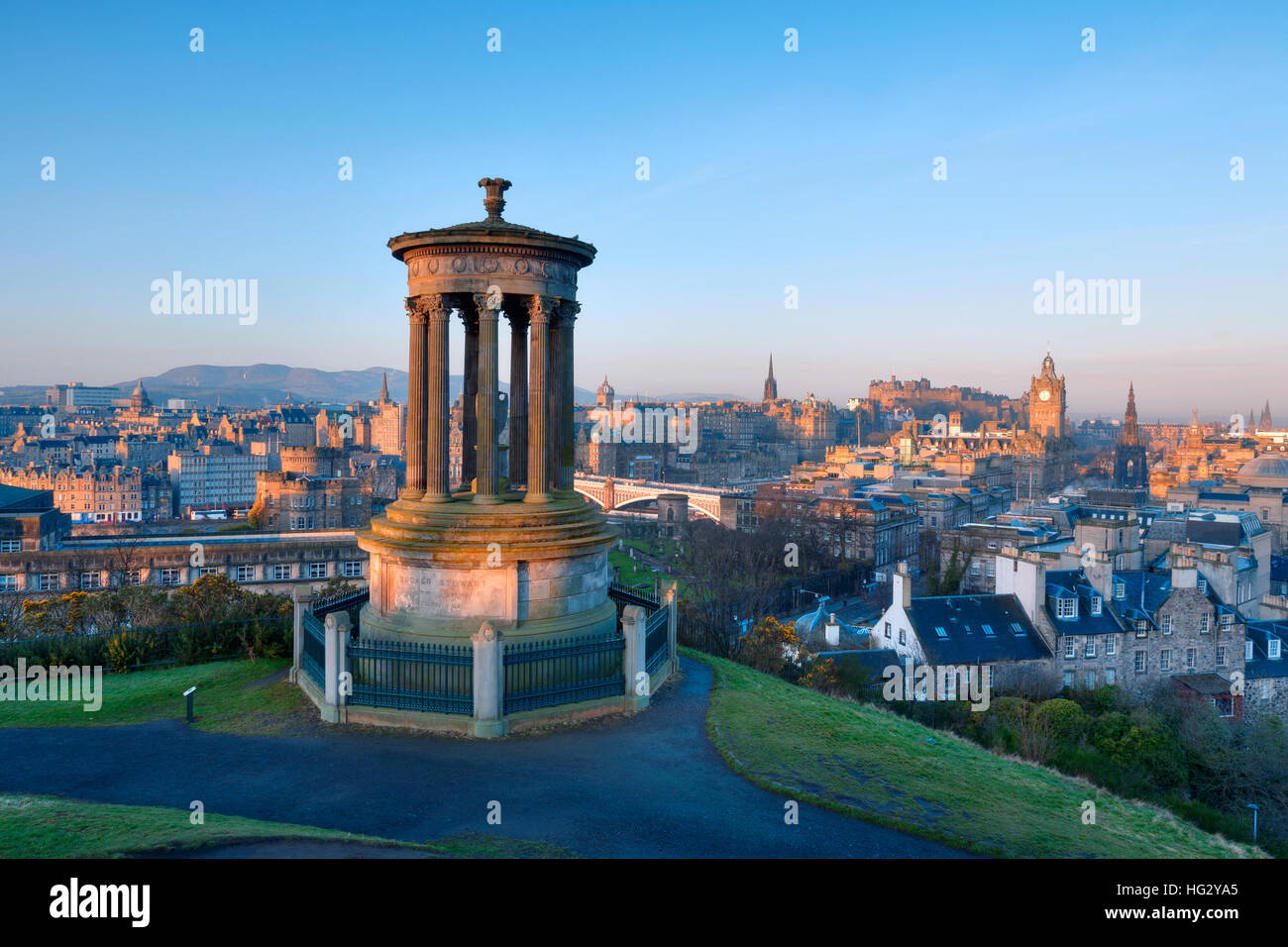 Sonnenaufgang über der Altstadt von Edinburgh vom Calton Hill, Scotland, UK Stockfoto