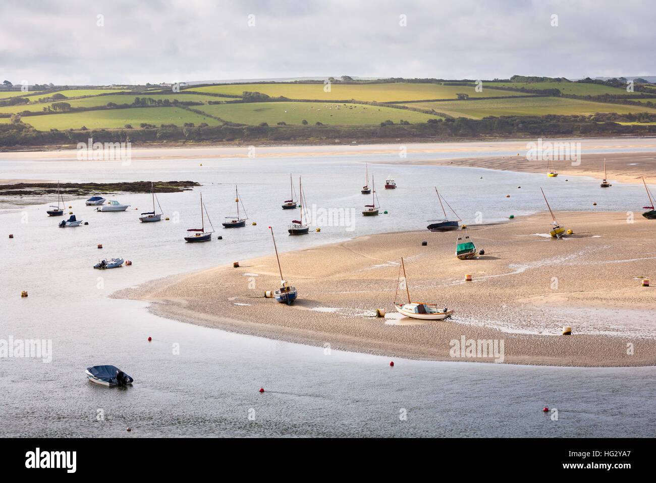 Ankern Boote bei Ebbe auf dem Fluss Kamel bei Rock in Cornwall, UK Stockfoto