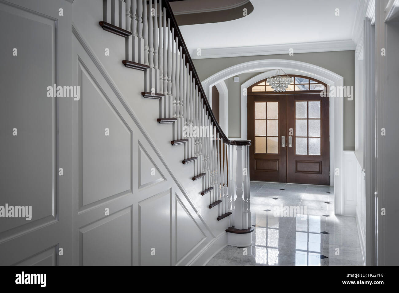 Weißen Foyer innen liegende Treppe Haustür luxuriöses Haus Stockfoto