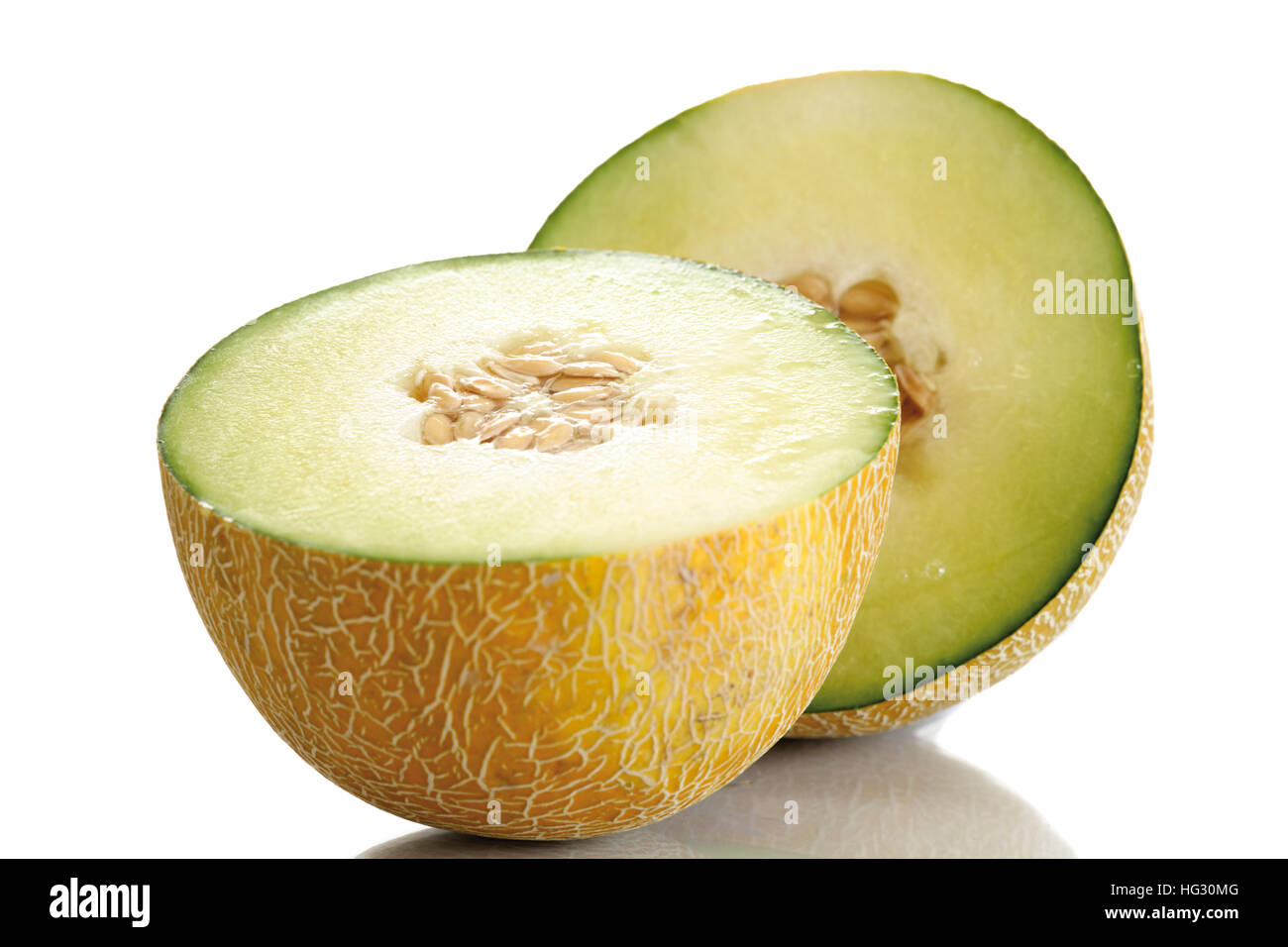 Galia Melone (Cucumis Melo var. Reticulatus), halbiert Stockfoto