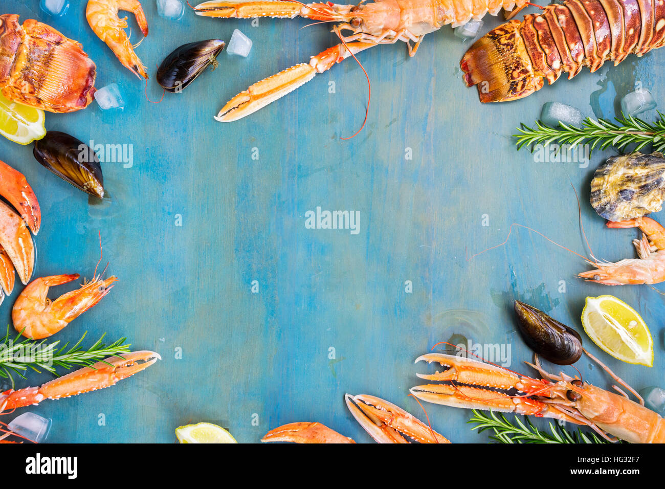Frische Meeresfrüchte auf blauem Hintergrund Stockfoto
