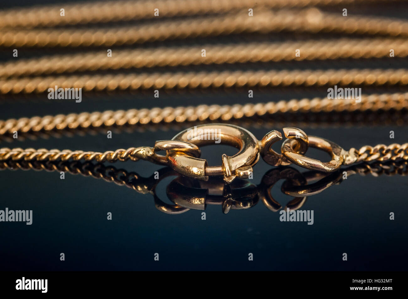 Goldene Halskette Kette Spange oder Verschluss geschlossen auf reflektierenden Glastisch Stockfoto