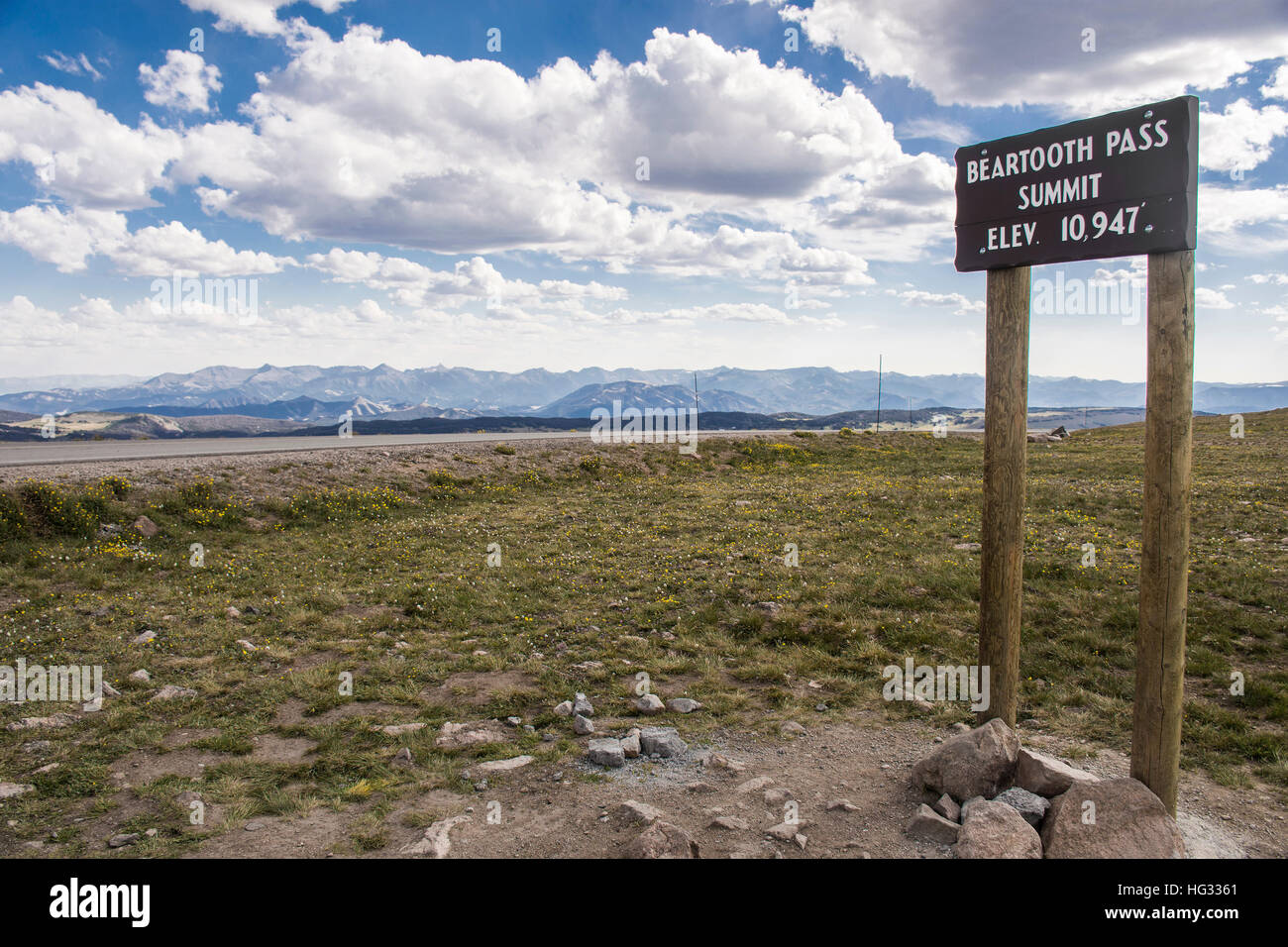 Das Schild mit einer Höhe von 10.947 Füße am Beartooth Pass Summit, Wyoming, USA, mit Bergen im Hintergrund Stockfoto