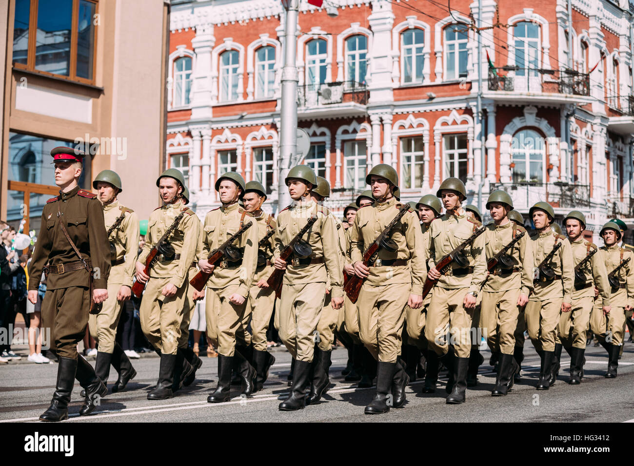 Seitenansicht des marschieren bewaffnete Männer Bildung, Teilnehmer der Parade, gekleidet In russischen sowjetischen Soldaten Uniform der Zeit des zweiten Weltkriegs mit der Officer bei der Hea Stockfoto