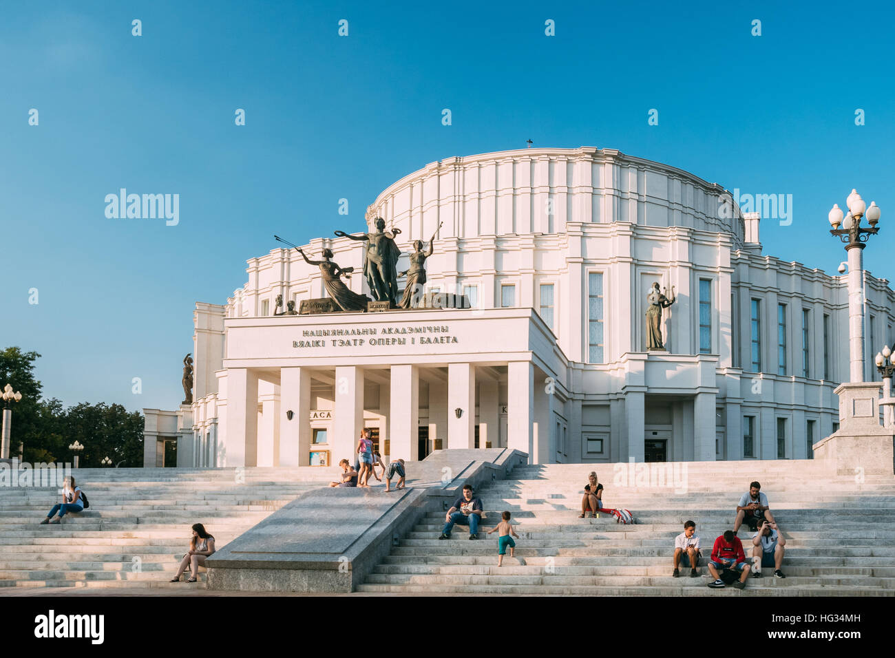 Minsk, Belarus. Wichtigsten Fassade des nationalen akademischen Grand Opera Ballet Theatre, weiße Gebäude des konstruktivistischen Stil mit Skulpturen verziert. Ruhen, Yo Stockfoto