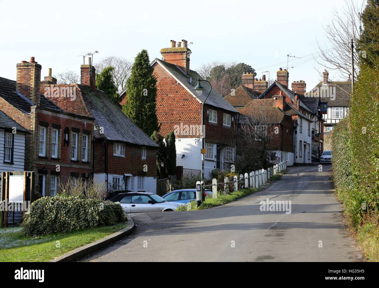 Gesamtansicht von der High Street in Sutton Valence, in der Nähe von Maidstone, Kent, nach dem Tod von Spendenaktion Francis O'Sullivan, Titch, genannt, die eine schwere Kopfverletzung erlitten, nachdem er von einem Kinderwagen während einer Charity Fundraising-Rennen im Dorf am Neujahrstag fiel. Stockfoto