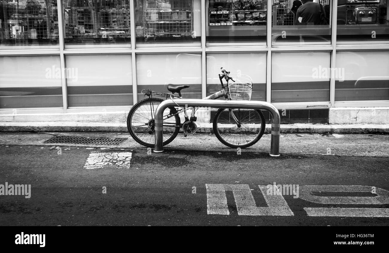 Alte rostige Fahrrad-Parken bequem Store Street-Konzept Stockfoto