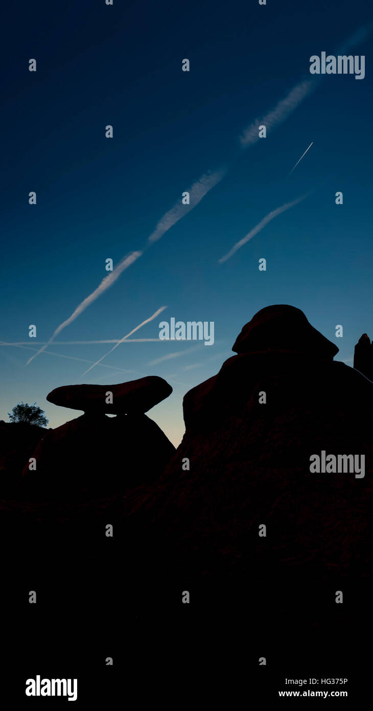 Goblin Valley State Park.Silhouetted Goblins gegen den Nachthimmel. Vertikales Panorama Bild. Stockfoto