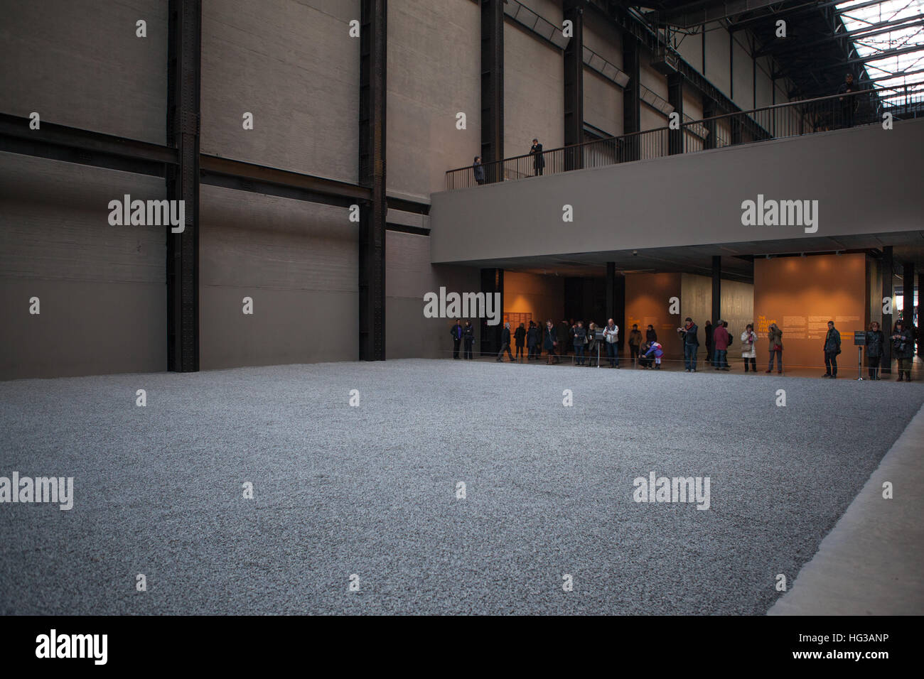 Die Al Weiwei-Ausstellung von Sonnenblumenkernen in der Turbinenhalle der Tate Modern. London. Stockfoto
