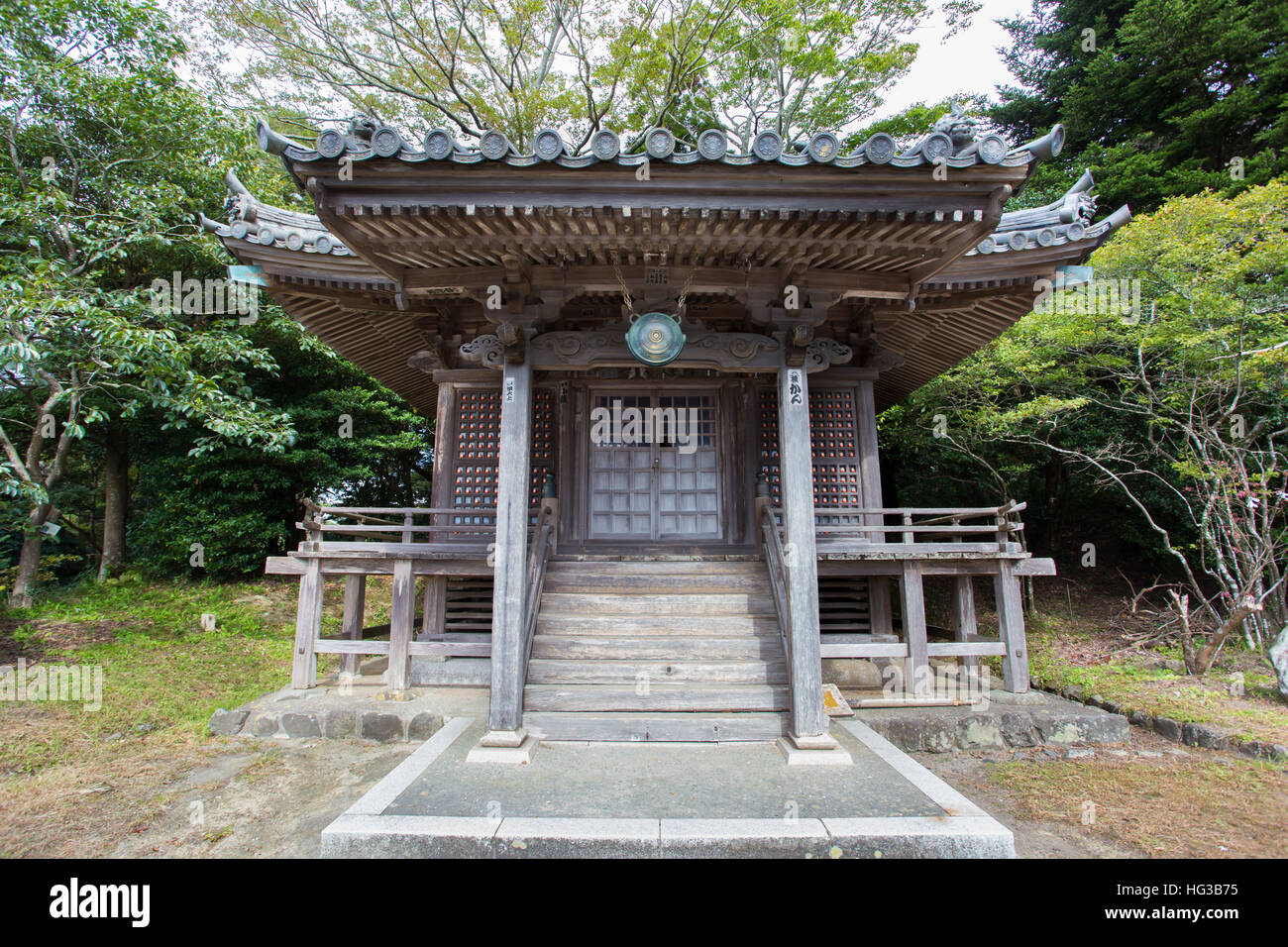 Halle mit Glocke Seile des alten Tempels auf Fukuurajima Insel, Präfektur Miyagi, Region Tohoku, Japan Stockfoto