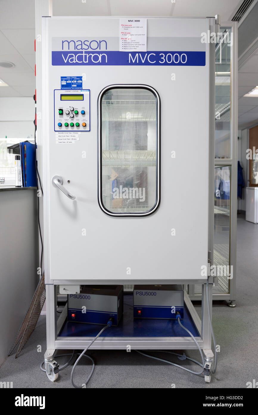 Ein Polizei chemische Behandlung Sekundenkleber oder Cyanacrylat Klebstoff rauchende Kabinett zu verbessern und setzen Sie Fingerabdrücke mit Sekundenkleber behandelt Stockfoto