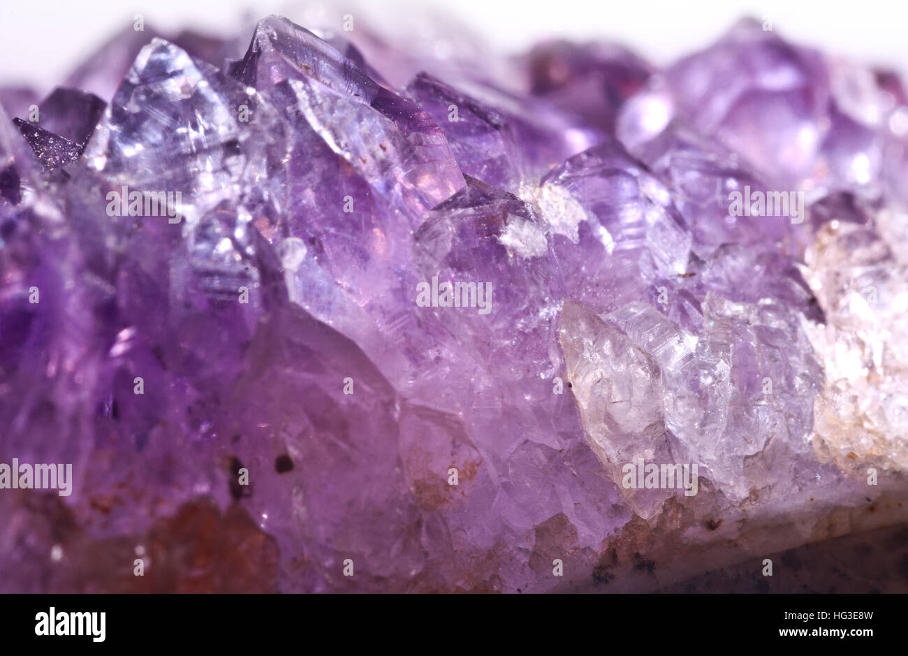 Amethyst ist eine violette Kristall Quarz. Makro Textur lila Kristalle. Stockfoto