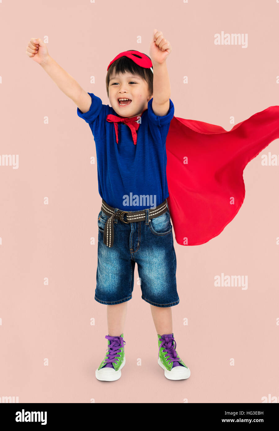 Superheld Boy Karneval Kostüm fröhlich Konzept Stockfoto