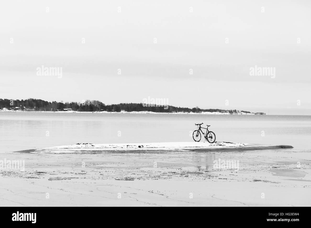 Fahrrad auf einer kleinen Insel im Meer im winter Stockfoto
