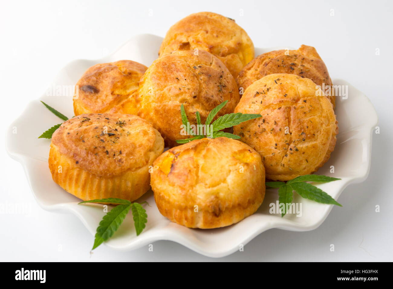 Cannabis Cupcake Muffins und Blätter auf einem Teller Stockfoto