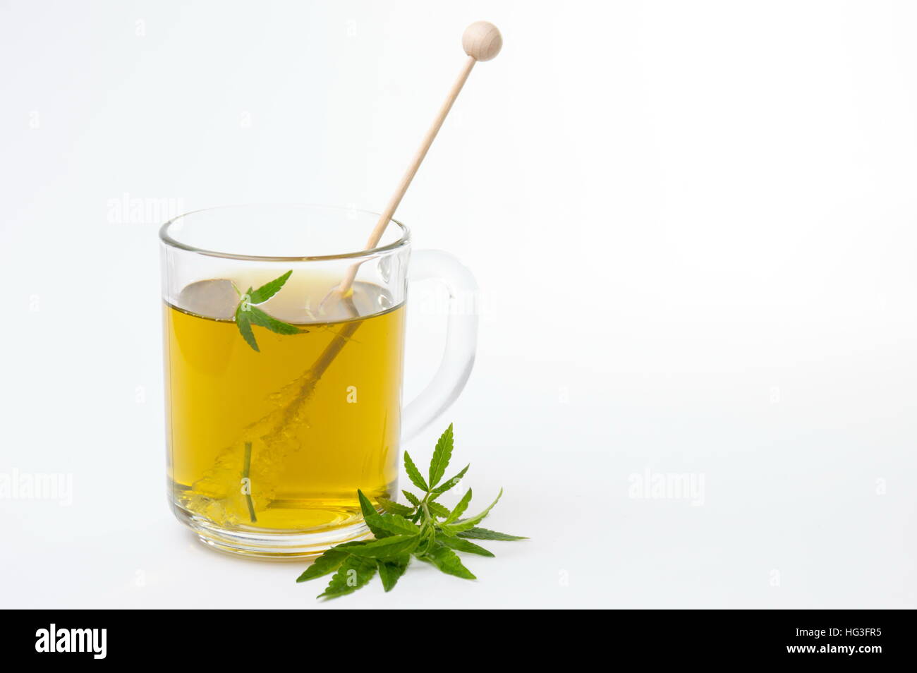 Cannabis-Kräuter-Tee und grünen Marihuana Blätter Stockfoto