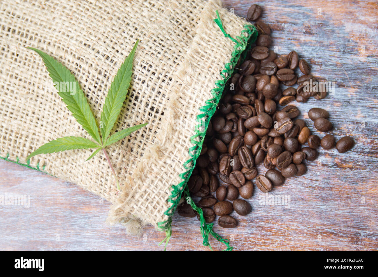 Marihuanablatt und dunkel gerösteten Kaffeebohnen Stockfoto